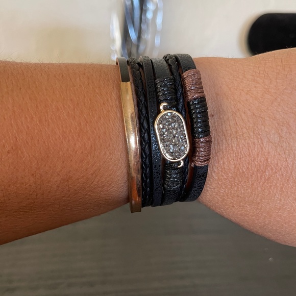 Multilayer Leather‎ With Black Stone Magnetic Lock Bracelet - Picture 2 of 3